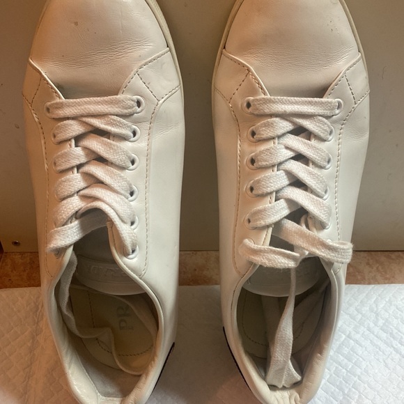 Prada - Picture 2 of 5